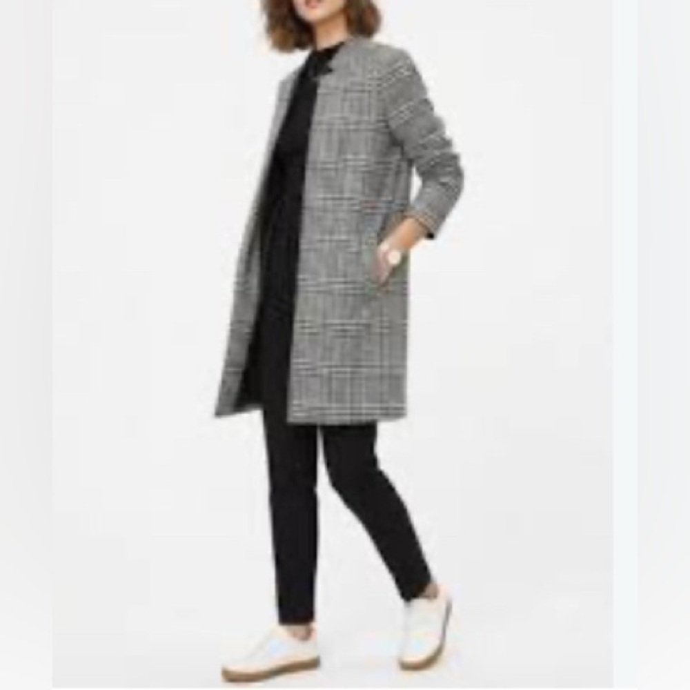 Carolina Belle plaid classic coat fully lined size M
Beige, black, grey, brown